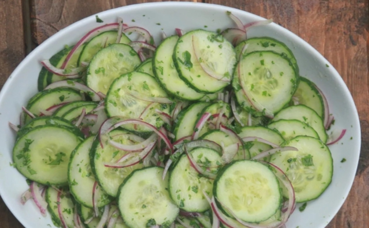 Ensalada de pepino con muslos de pollo al curry y lentejas con verduras